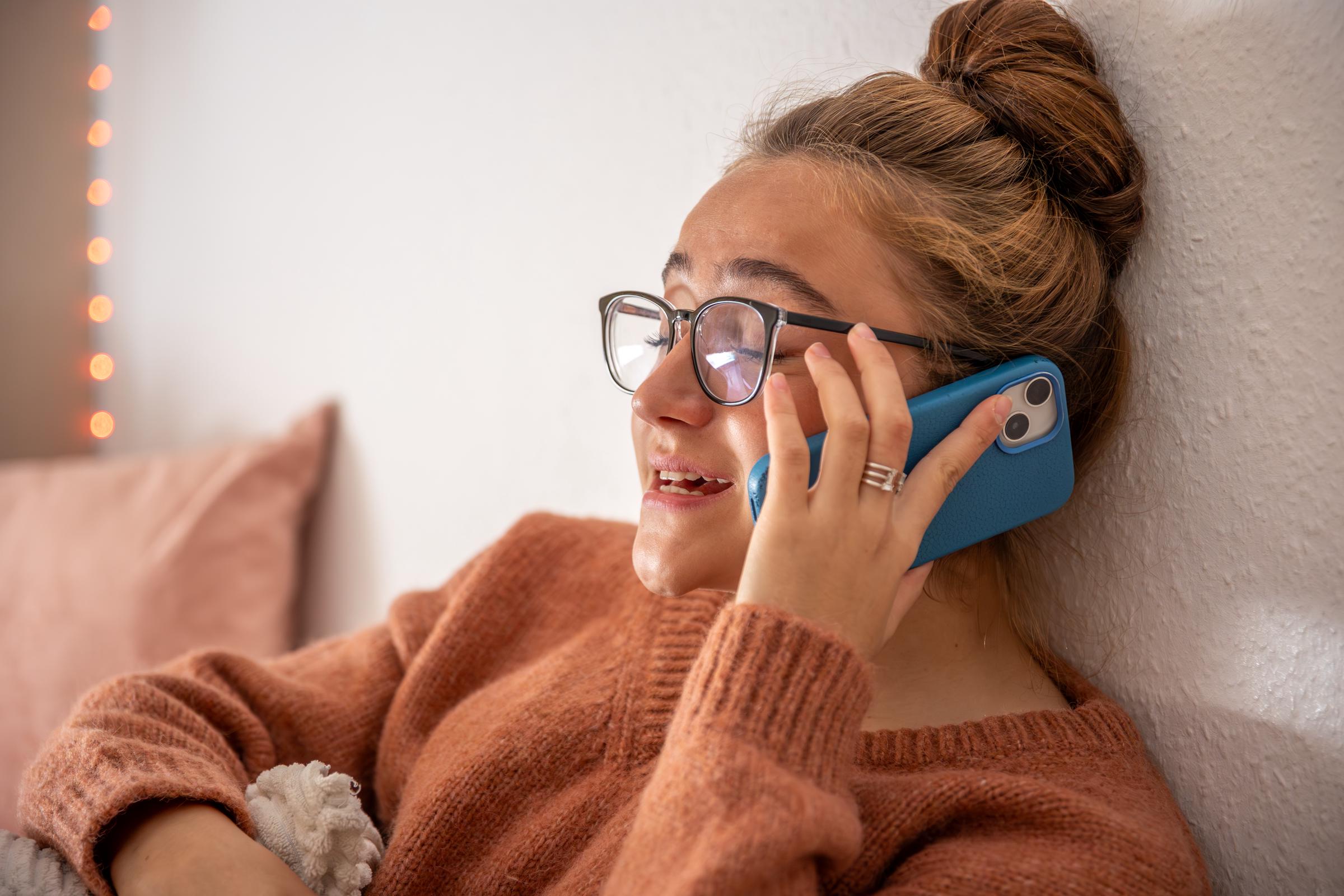 Dziewczyna na telefonie | Źródło: Freepik