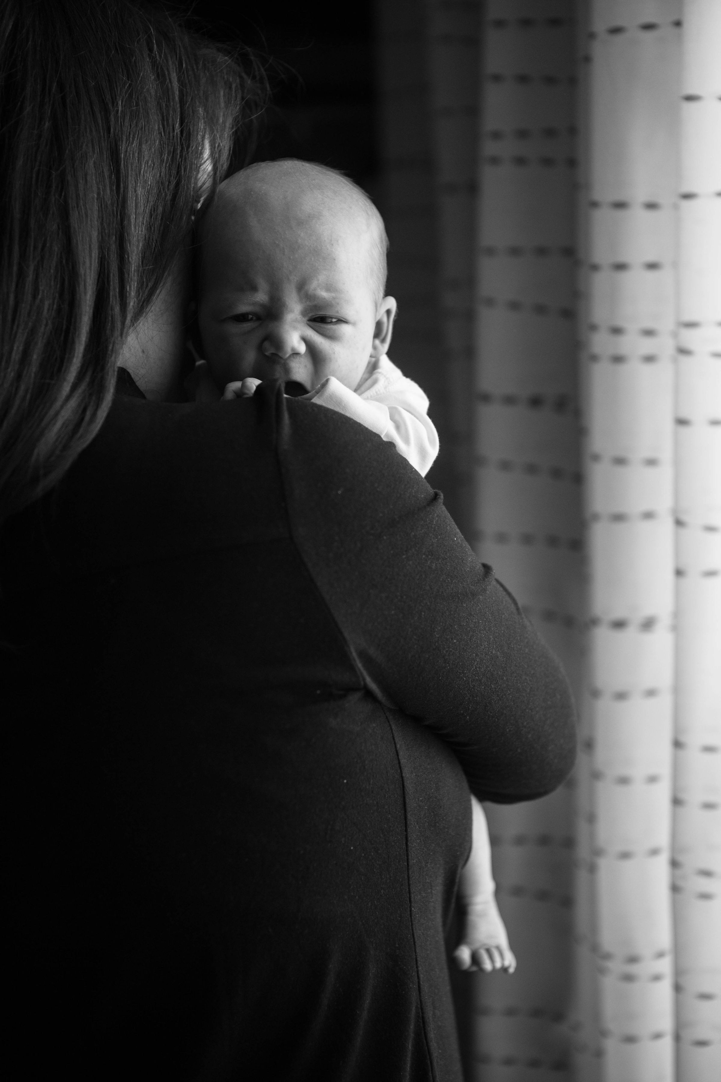 Zbliżenie na kobietę trzymającą płaczące dziecko | Źródło: Unsplash