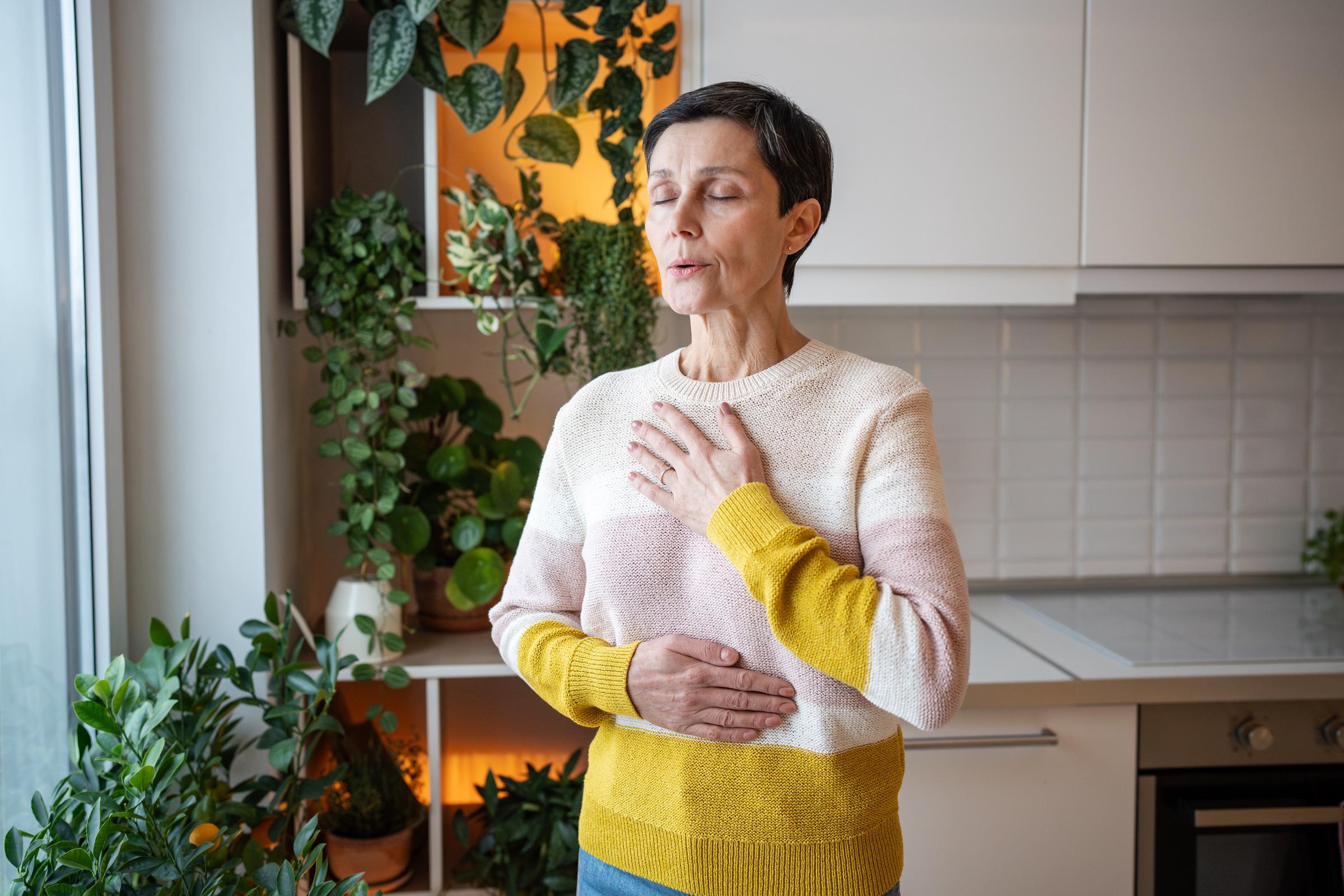 Kobieta wykonująca ćwiczenie oddechowe | Źródło: Shutterstock
