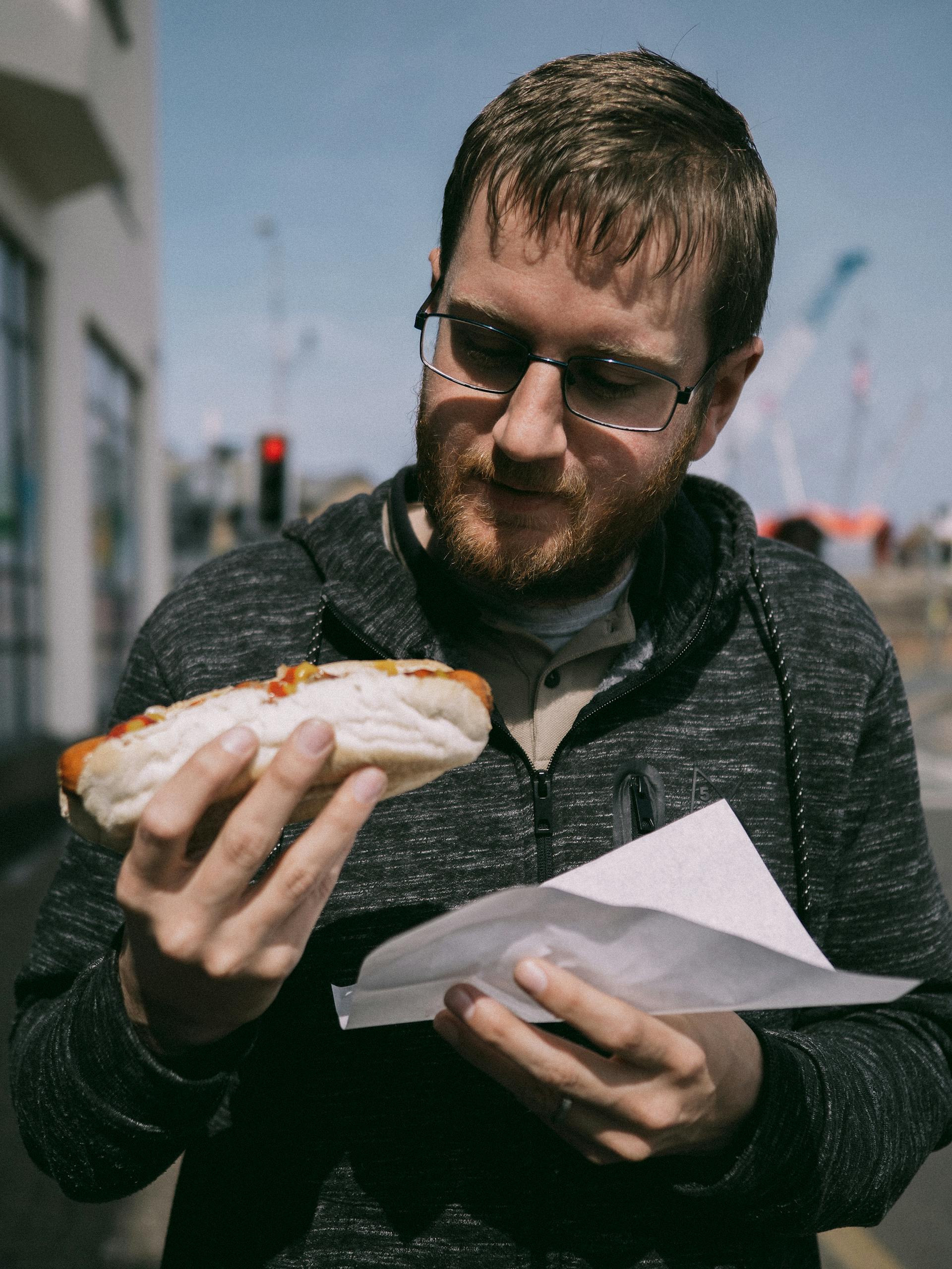 Mężczyzna jedzący hot doga | Źródło: Pexels