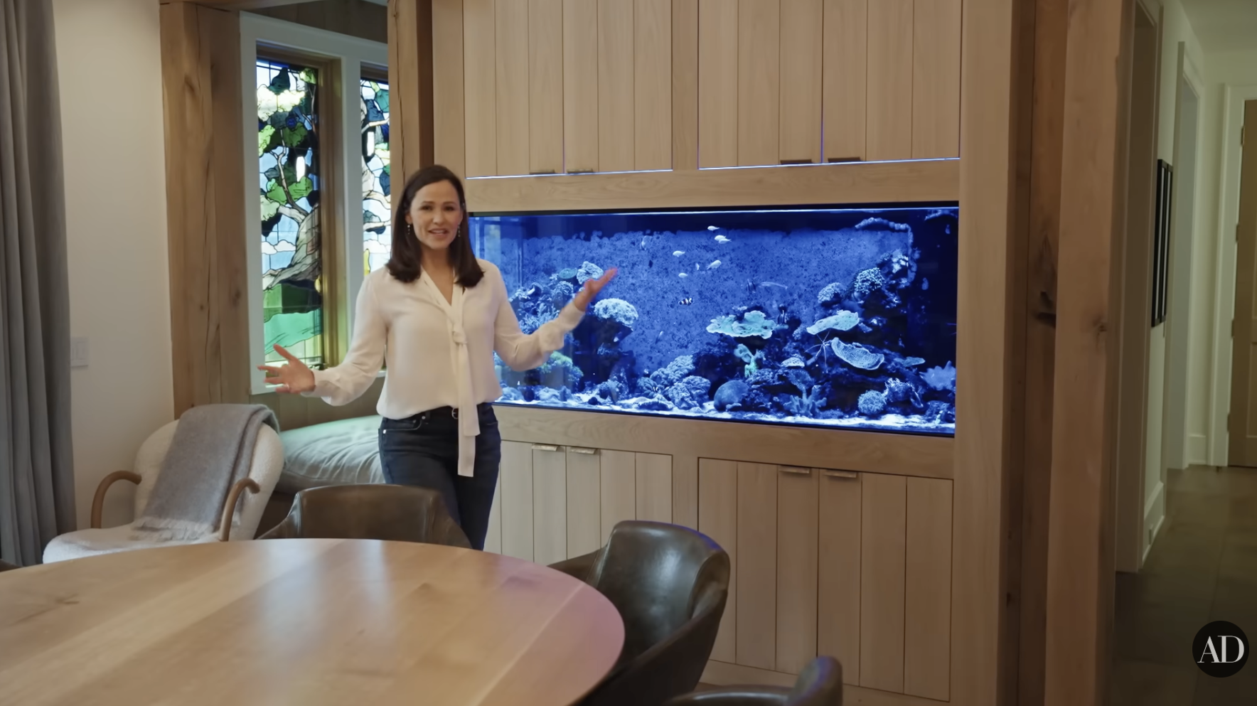 Jennifer Garner pokazuje swoje akwarium ze słoną wodą, jak widać na filmie Architectural Digest na YouTube opublikowanym 4 września 2024 r. | Źródło: YouTube/Architectural Digest