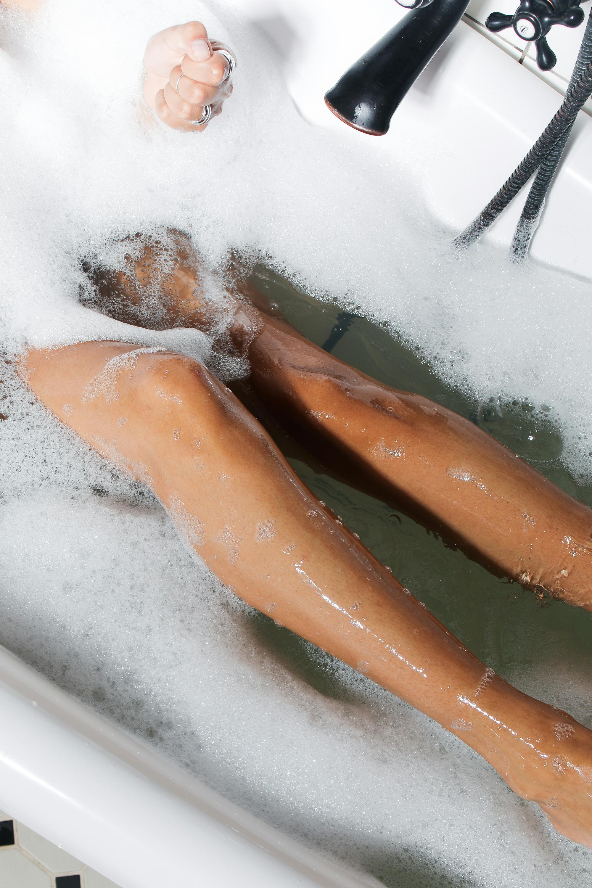 Ktoś relaksuje się w kąpieli z bąbelkami. | Źródło: Pexels