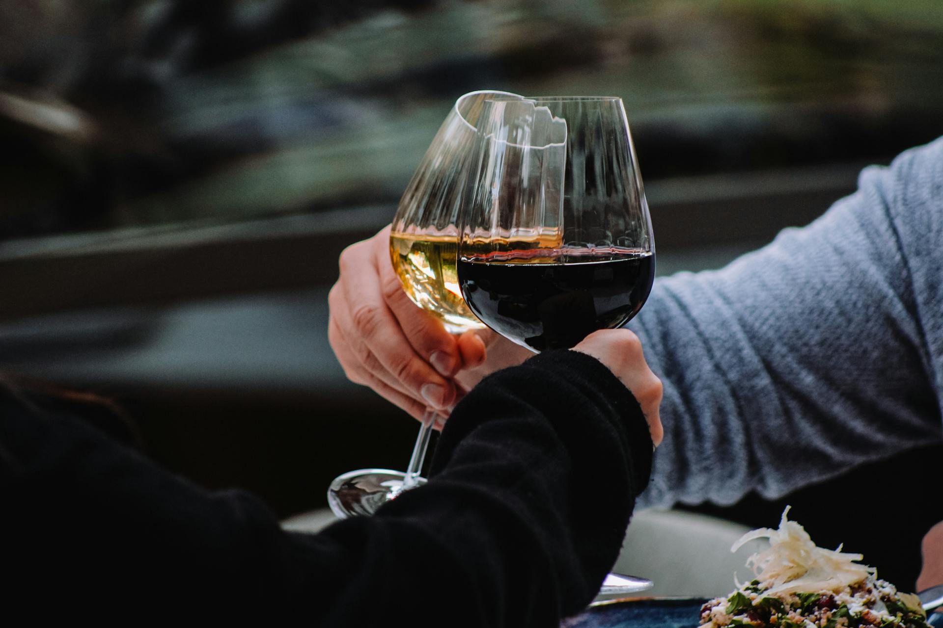 Para pijąca wino | Źródło: Pexels